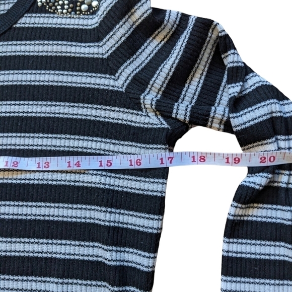 Nanette Lepore long sleeved knit shirt with detail on both shoulders siz… - Picture 7 of 9